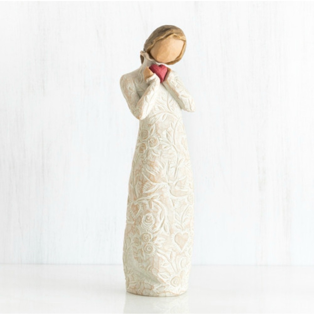 Demdaco Willow Tree Je t’aime (I love you) Figurine Woman Holding Heart Figure